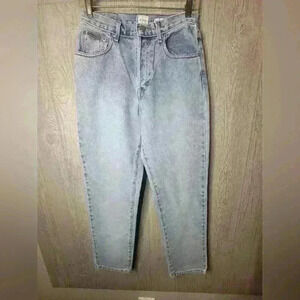 Vintage Women's Calvin Klein Jeans size 7. Striaght leg. Small call out.
